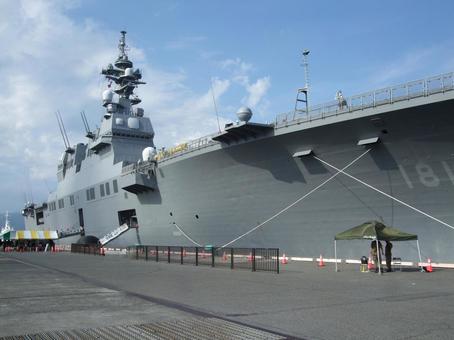 護衛艦ひゅうが 桟橋から乗船 一般公開中 護衛艦ひゅうが 桟橋から乗船 一般公開中の写真