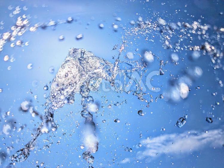 水しぶきと青空1 水しぶき,太陽,青空の写真素材