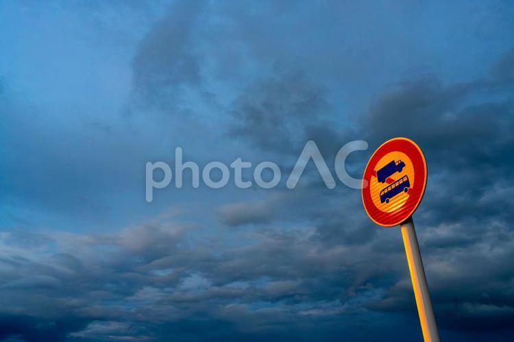 梅雨の雲空と標識 空,雲,曇天の写真素材