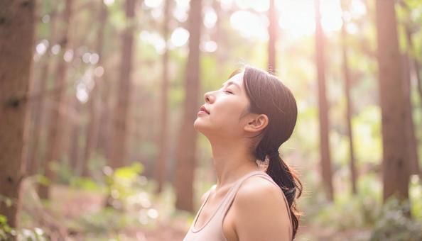 癒しを感じる女性 癒しを感じる女性の写真