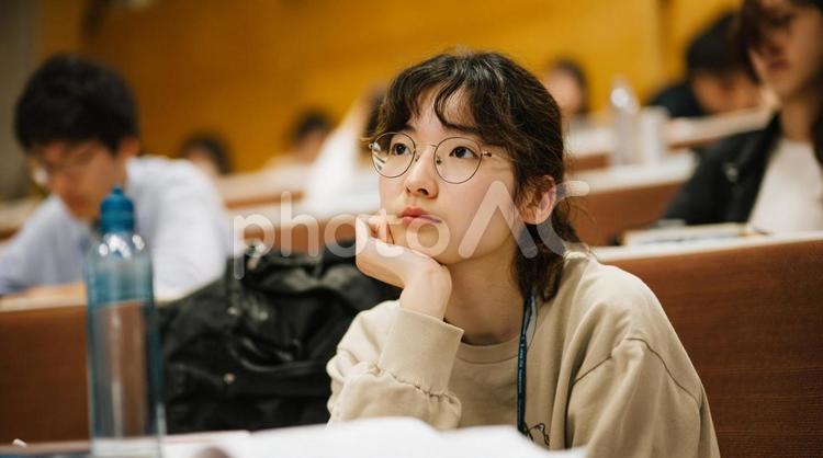 大学の講義を受ける女子学生 学生,講義,教室の写真素材