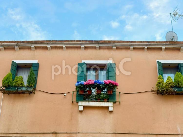 イタリアの可愛いアパートと青空 イタリア,アパート,ヨーロッパの写真素材