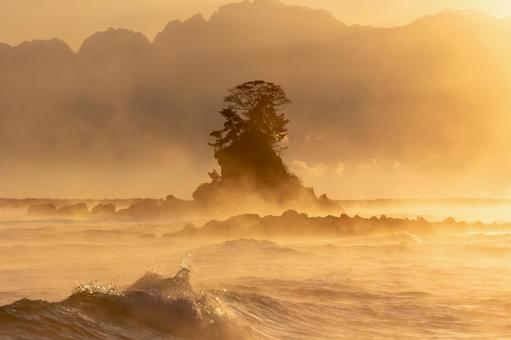 朝焼けの雨晴海岸と女岩 早朝,朝,夜明けの写真素材