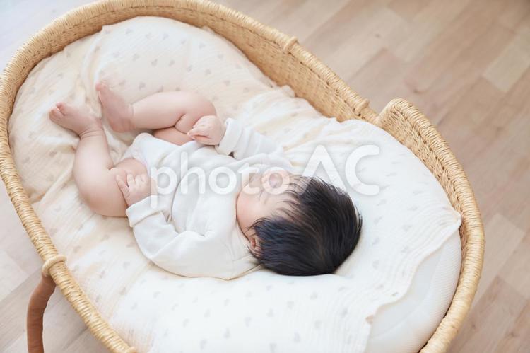 クーファンで眠る赤ちゃん4 赤ちゃん,ベビー,クーファンの写真素材