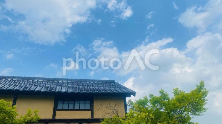 青い空と白い雲　古民家 青空,青い空,白い雲の写真素材