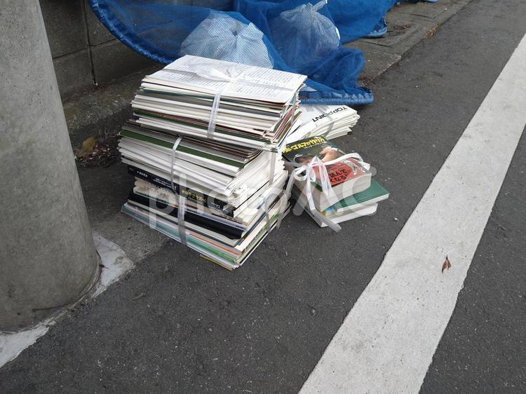 ゴミとして出された本 ゴミ,資源,回収の写真素材