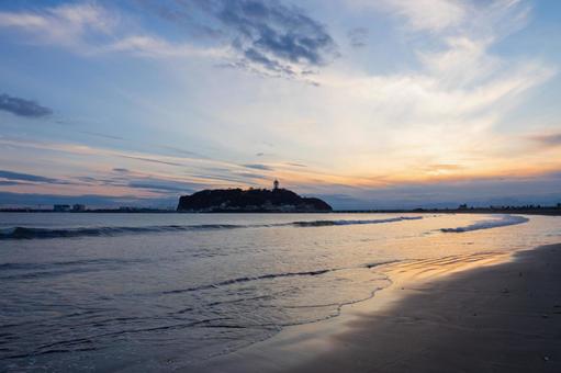 夕陽に照らされた海と空と江の島 夕陽に照らされた海と空と江の島 江の島,波音,夏休みの写真素材