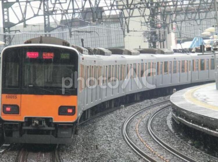 駅から見た東武伊勢崎線の車両 東武,伊勢崎線,東急の写真素材