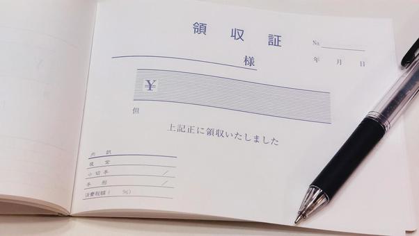 領収証とボールペンの写真素材 領収証,ボールペン,文房具の写真素材