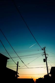 夕暮れ時のシルエット 夕暮れ時のシルエット 夕暮れ,夕方,夕空の写真素材