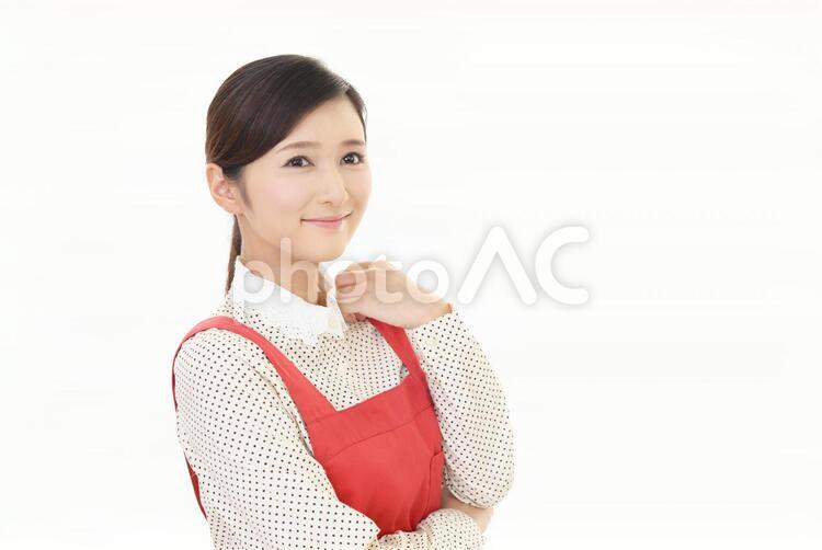 エプロンを着た笑顔の女性 女性,女,主婦の写真素材