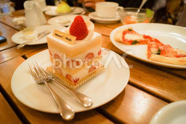 美味しそうなショートケーキのイメージ ケーキ,ショートケーキ,生クリームの写真素材