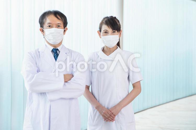 中高年の医療スタッフ（マスク） 医者,看護師,中高年の写真素材