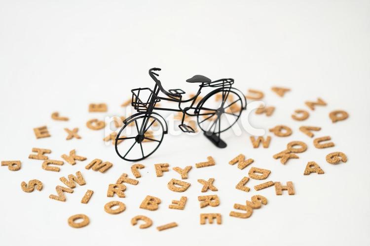 アルファベットに付きまとわれる自転車 アルファベット,デザイン,英語の写真素材