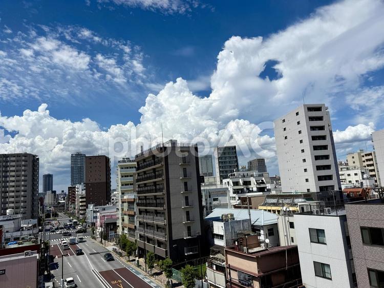 夏空と南千住の街並み　2025年 青空,入道雲,夏の写真素材