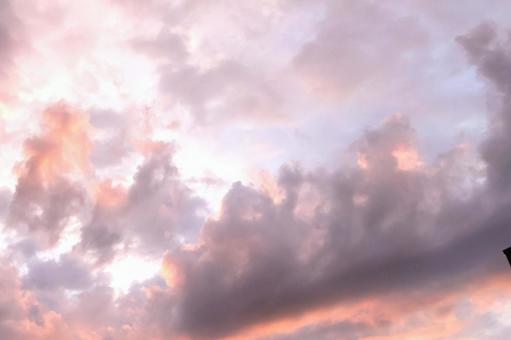 夕方の幻想的な空　素材　背景の写真