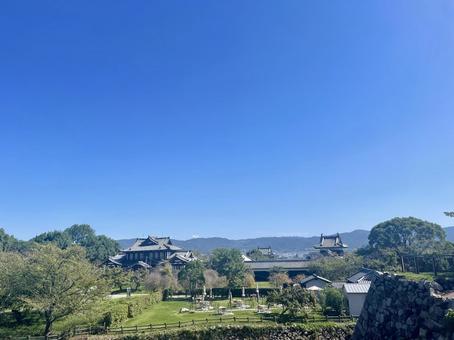 青空が広がる郡山城跡と城下町の景色 青空が広がる郡山城跡と城下町の景色 郡山城,城跡,天守台の写真素材