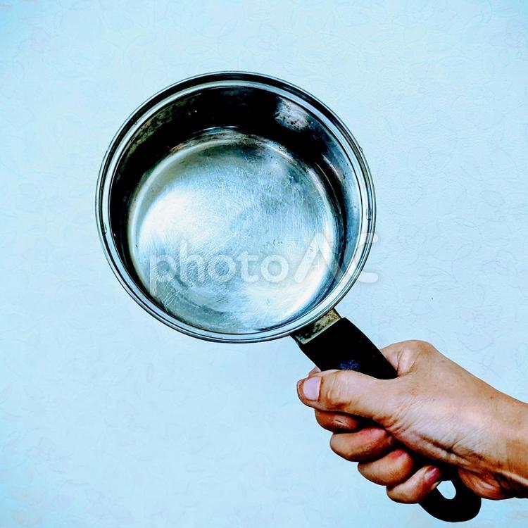 片手鍋を持っているところ 片手鍋,持つ,手の写真素材