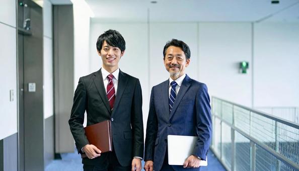 笑顔のビジネスマン二人 笑顔のビジネスマン二人の写真