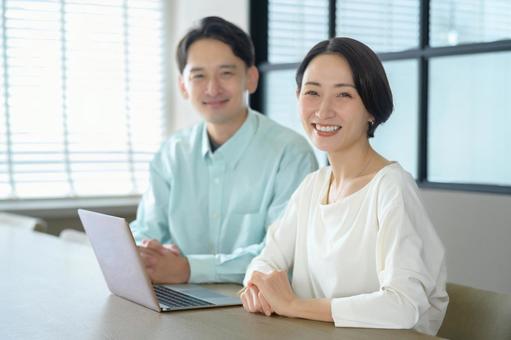 仕事をする日本人男女 仕事をする日本人男女 日本人,30代,ビジネスの写真素材