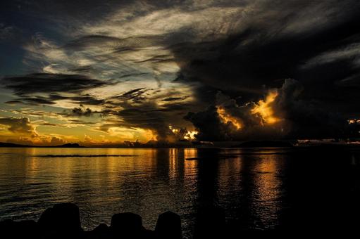 <素材>夏の雨の夕暮れの海の風景 <素材>夏の雨の夕暮れの海の風景の写真