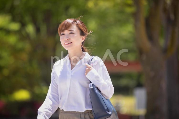外回りするビジネスウーマン ビジネスウーマン,女性,笑顔の写真素材