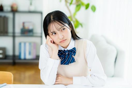 自宅で勉強中に悩む女子高生 自宅で勉強中に悩む女子高生 高校生,女子,勉強の写真素材