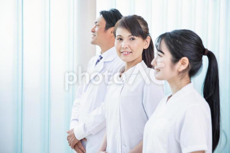 病院にいる医療スタッフ（横顔） 看護師長,看護主任,看護師の写真素材