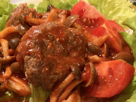 ケチャップハンバーグ（アップ）の写真