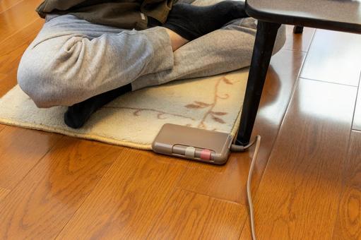 電気カーペットの上に座る人物 電気カーペット,座る,冬の写真素材