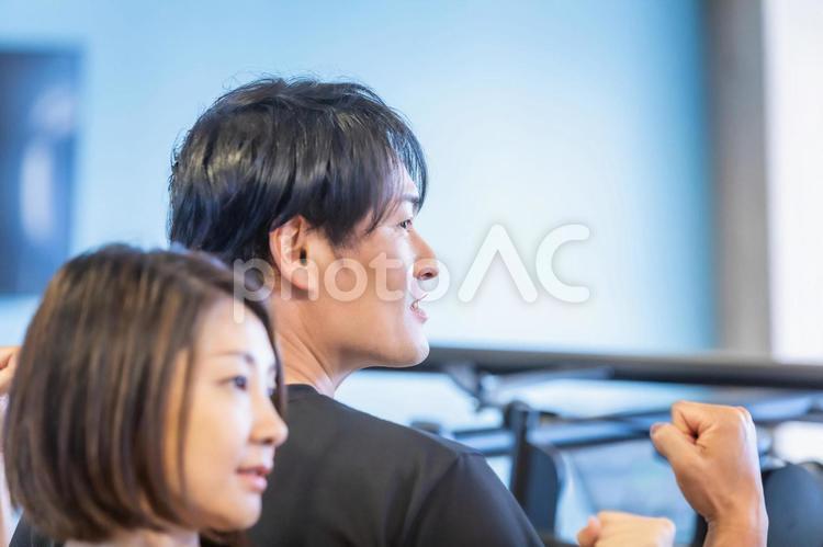 スポーツジムのインストラクター（ガッツポーズ） インストラクター,トレーナー,スポーツインストラクターの写真素材