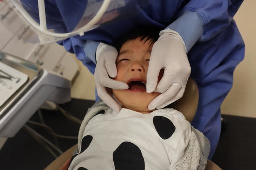 歯医者さんで泣く3歳の男の子 歯医者,歯医者さん,歯科医院の写真素材