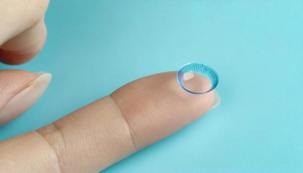 人差し指に取ったカラーコンタクト 人差し指に取ったカラーコンタクトの写真