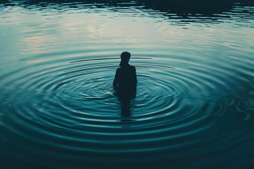 水面に立つ人影と波紋 水面に立つ人影と波紋の写真