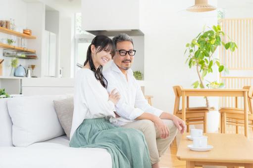 リビングでくつろぐミドルの夫婦 夫婦,家族,ミドルの写真素材
