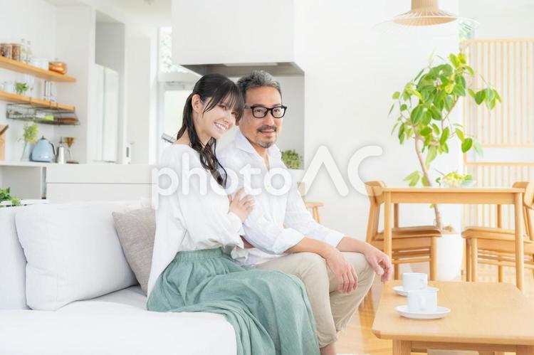 リビングでくつろぐミドルの夫婦 夫婦,家族,ミドルの写真素材