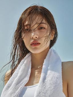 夏の輝き:水滴をまといしなやかな女性 夏の輝き:水滴をまといしなやかな女性 女性,若い,美しいの写真素材