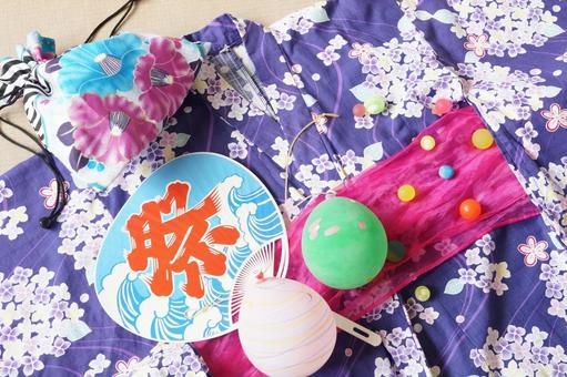 夏祭りの装い 浴衣と屋台のイメージ 夏祭りの装い 浴衣と屋台のイメージ ゆかた,巾着袋,夏まつりの写真素材