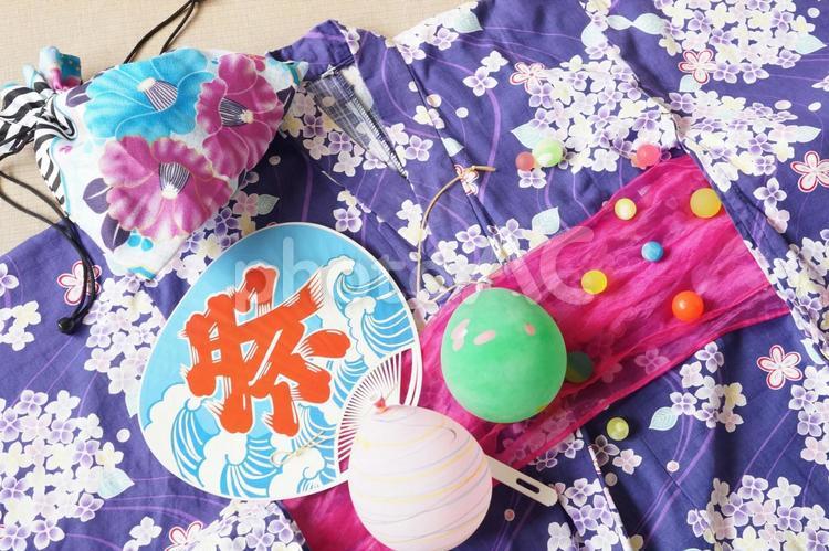 夏祭りの装い　浴衣と屋台のイメージ ゆかた,巾着袋,夏まつりの写真素材