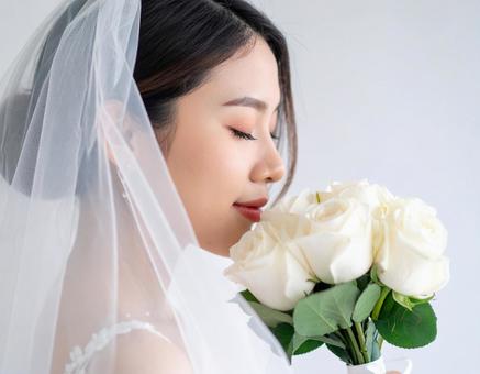 ウエディングドレスを着た女性 白い花10 ウエディングドレスを着た女性 白い花10の写真