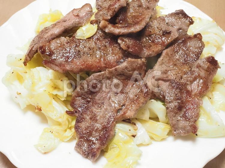 お肉と野菜炒め お肉,キャベツ,炒め物の写真素材