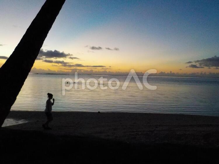 グアム　海　人　シルエット グアム,海,風景の写真素材