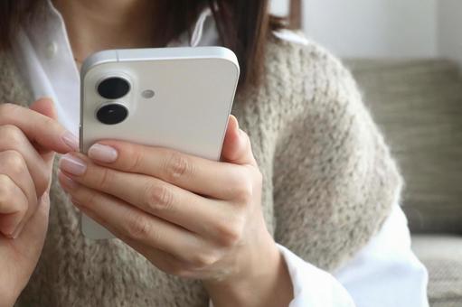スマホを持つ女性 スマホ,女性,ビジネスの写真素材