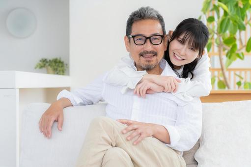 リビングでくつろぐミドルの夫婦 リビングでくつろぐミドルの夫婦 夫婦,家族,ミドルの写真素材