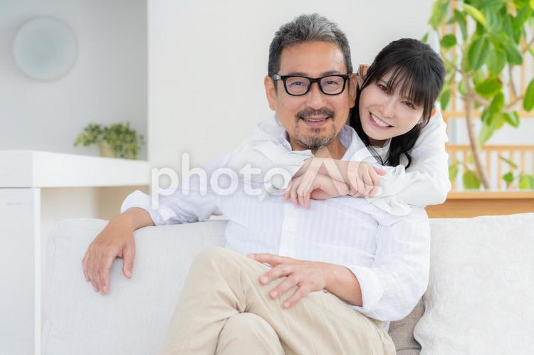 リビングでくつろぐミドルの夫婦 夫婦,家族,ミドルの写真素材
