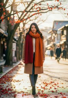 秋の旅行先で散策を楽しむおしゃれな女性 秋の旅行先で散策を楽しむおしゃれな女性の写真