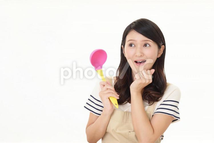 調理器具を持つ笑顔の女性 女性,女,笑顔の写真素材