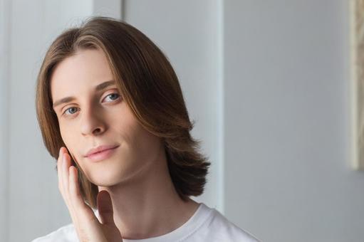 頬を触るカメラ目線の男性 男性,外国人,欧米人の写真素材