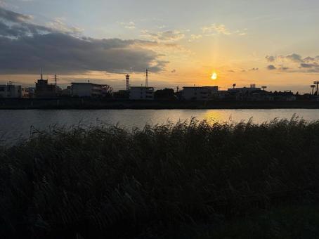 沈む陽と流れる川 沈む陽と流れる川 川,河川,夕景の写真素材