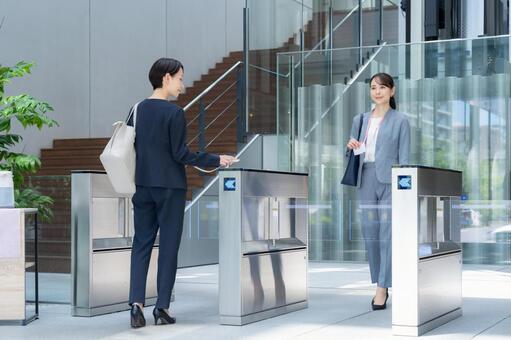 オフィスに通勤をするビジネスウーマン 通勤,ビジネスウーマン,女性の写真素材